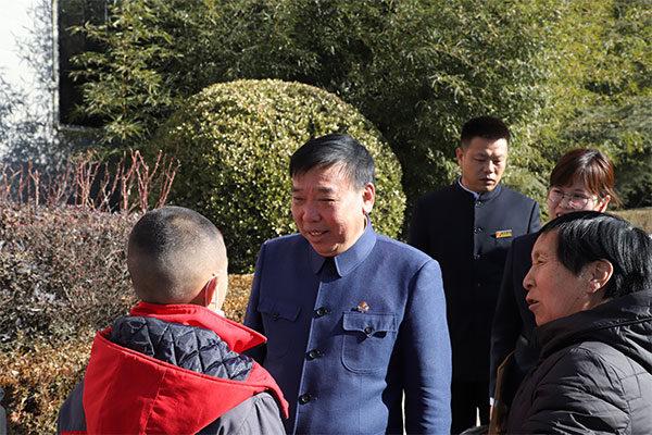 yl23455永利集团董事长李安平与其“一对一”帮扶的孩子 yl23455永利集团董事长李安平与其“一对一”帮扶的孩子