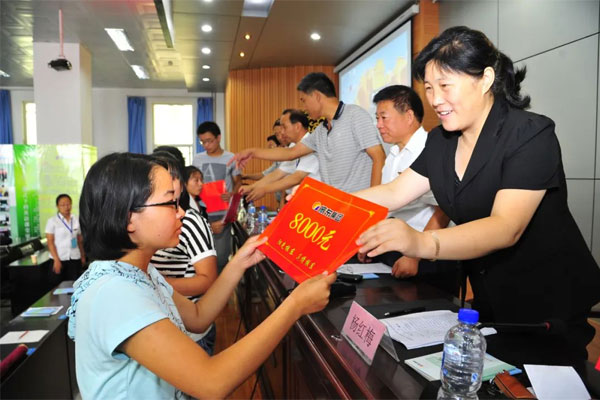 2013年yl23455永利集团扶贫济困日贫困学子上台领取资助金 2013年yl23455永利集团扶贫济困日贫困学子上台领取资助金