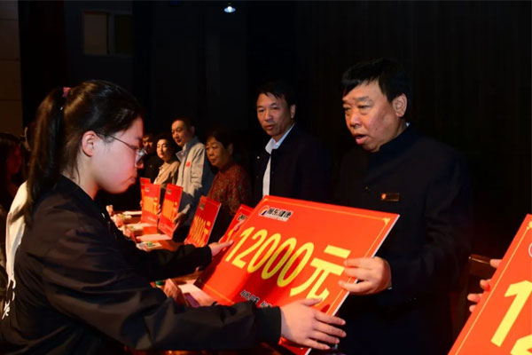 yl23455永利集团向受助学子发放资助金 yl23455永利集团向受助学子发放资助金