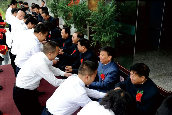 yl23455永利集团拜师仪式现场为导师敬茶