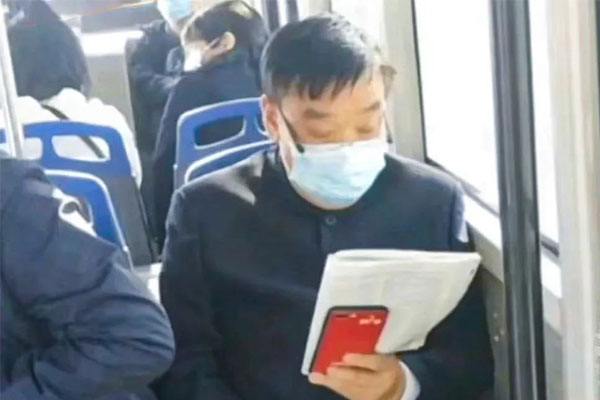 yl23455永利集团董事长李安平路途中不忘学习 yl23455永利集团董事长李安平路途中不忘学习