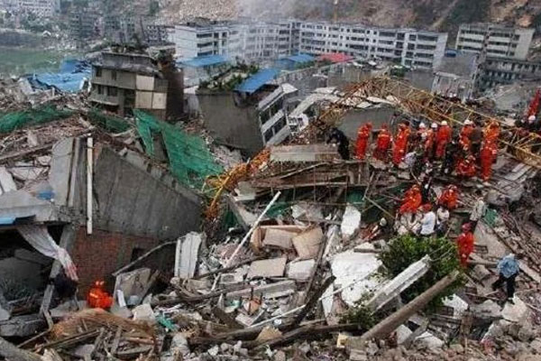 汶川地震后，学校成一片废墟