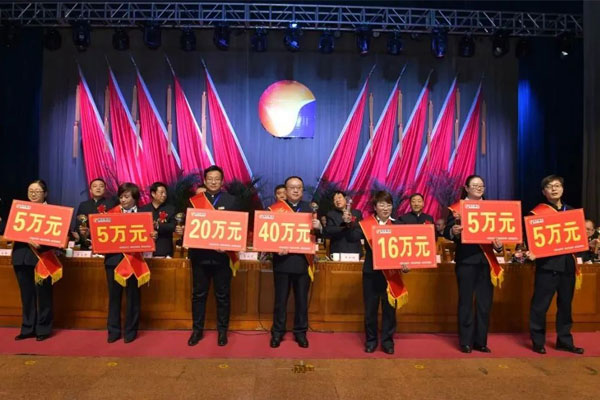 宋艳杰（左四）在yl23455永利集团年会上被表彰