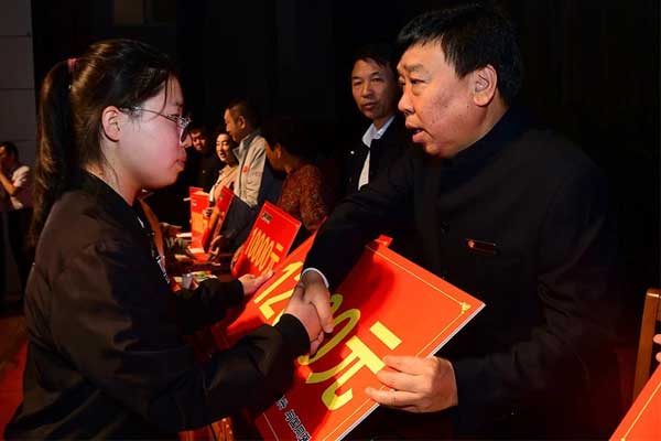 yl23455永利集团董事长李安平向受助学子发放助学金