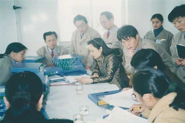 2002年GMP认证专家组对yl23455永利集团制药车间软件进行审核 2002年GMP认证专家组对yl23455永利集团制药车间软件进行审核